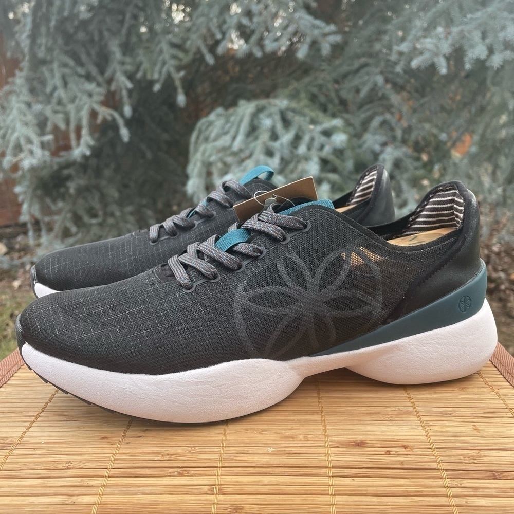 NEW GAIAM Mindful Women’s Black Mesh Flower Yoga Training & Walking Shoe. Size 9
